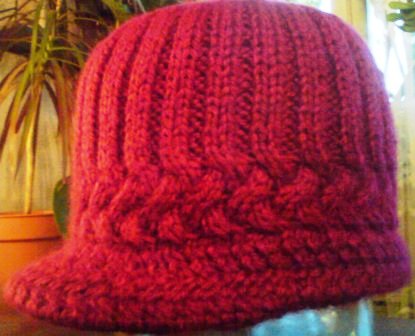 Вязание: Шляпка женская скозырьком